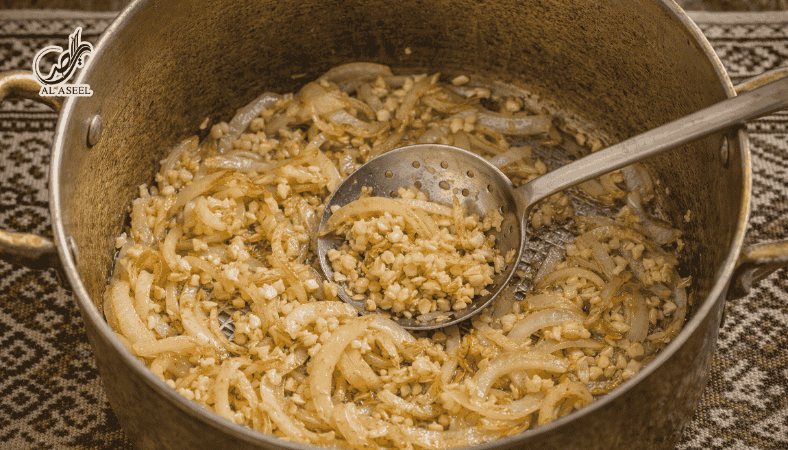 تفت دادن پیاز و سیر