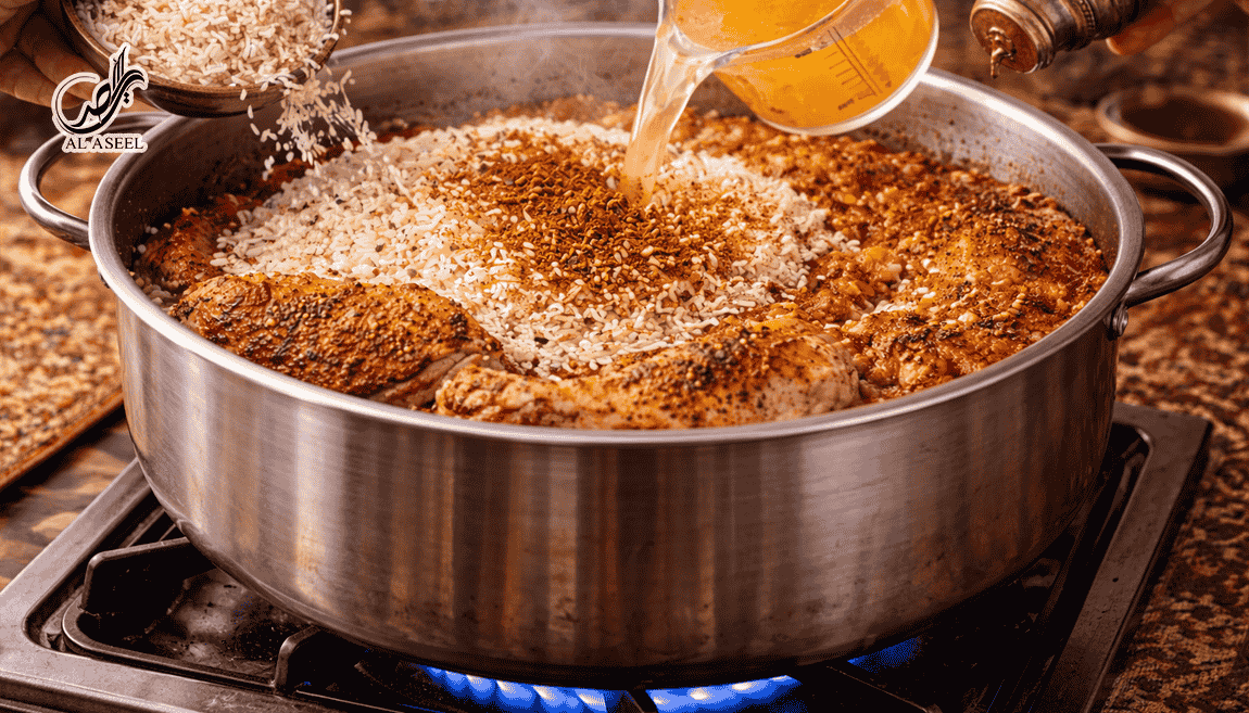 اضافه کردن روغن و برنج به مچبوس دجاج