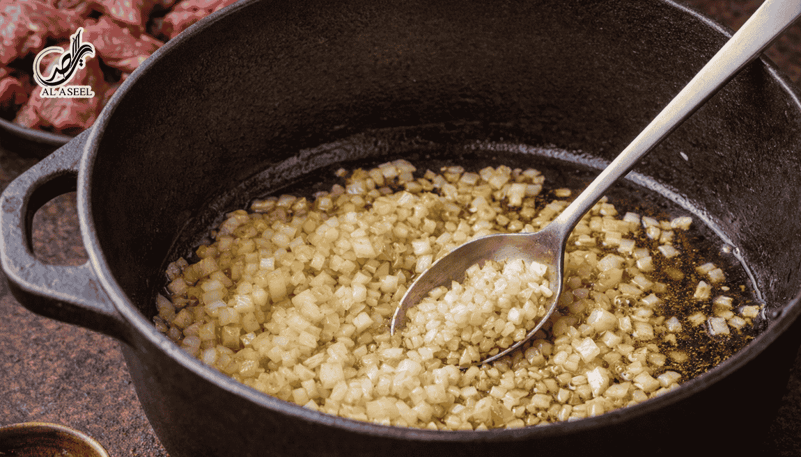 تفت دادن پیاز و سیر برای مچبوس لبنانی